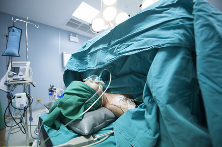 אישה בזמן ניתוח קיסרי