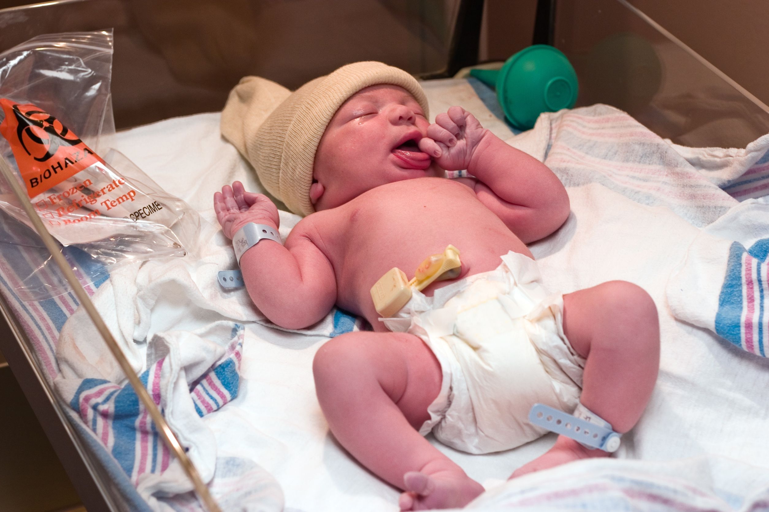 תינוק בלידה קיסרית בבית חולים