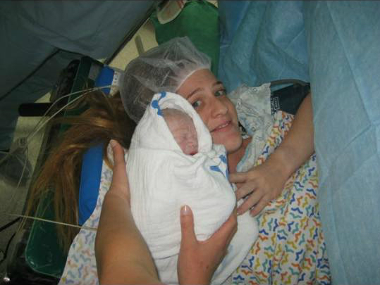 פגישה ראשונה עם התינוק בניתוח קיסרי