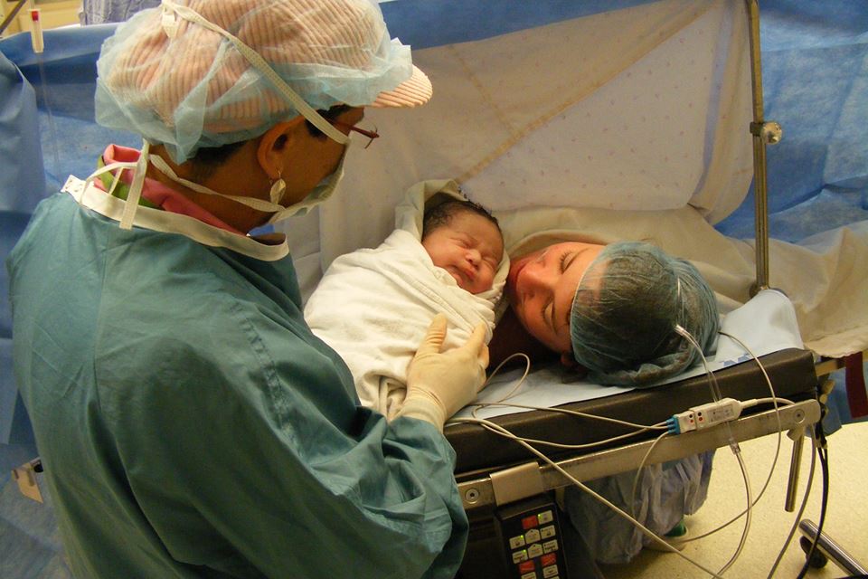 מפגש ראשון עם התינוק בזמן ניתוח קיסרי